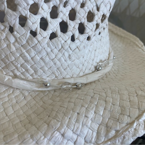 Straw hat with clear charm decor​ - Picture 5 of 6